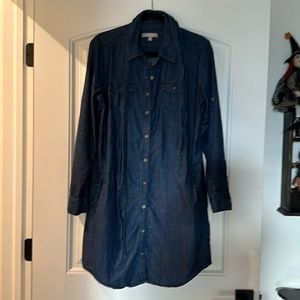 Chambry denim dress with side pockets and optional matching belt.